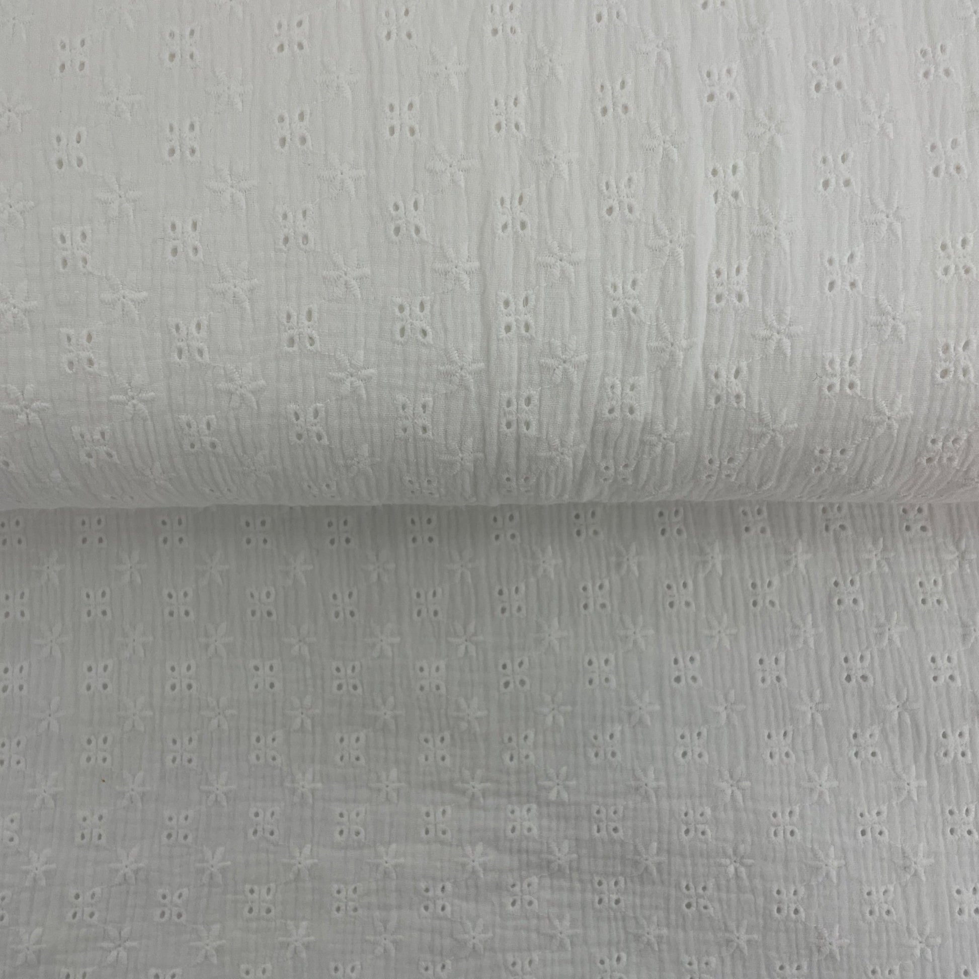 Musselin bestickt / Weiß - Maras Atelier